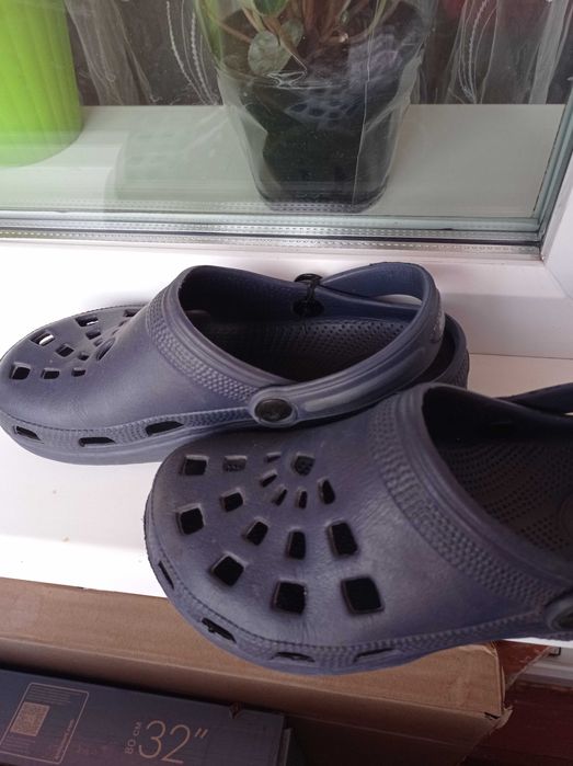 Продам дитячи кросівки,  крокси.