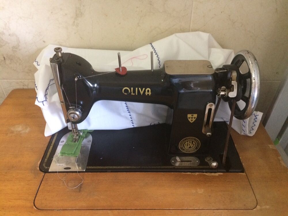 Vendo máquina costura oliva