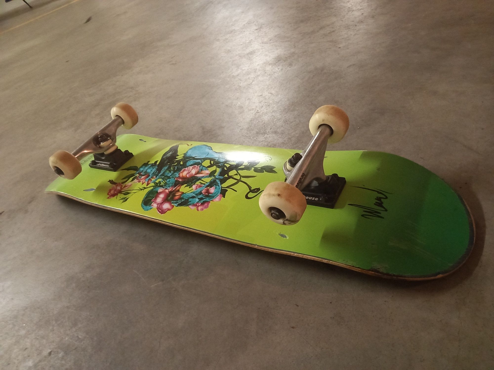 Skate com deck Bodskateco + hardware e rodas birdhouse