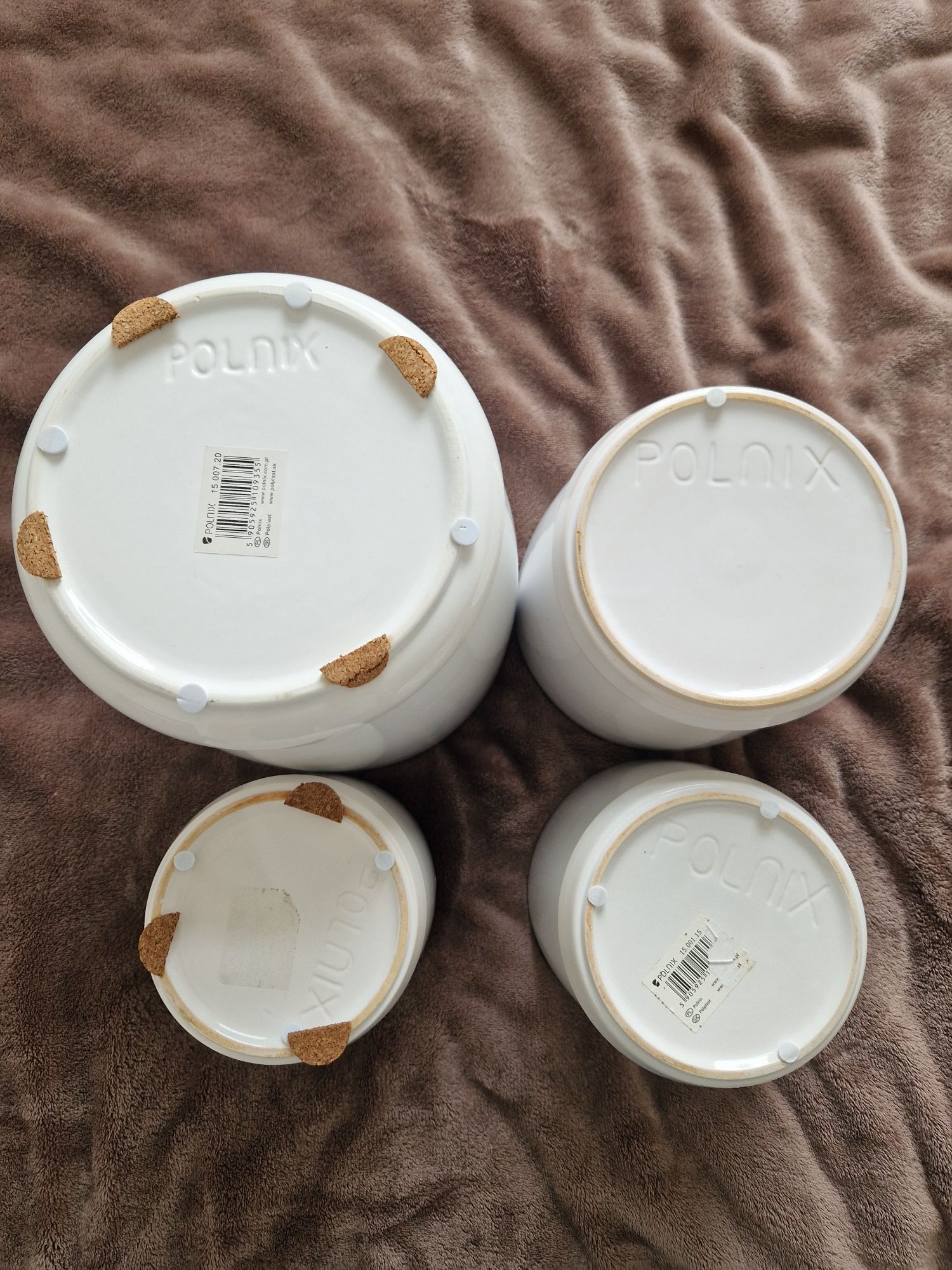 Polnix, 4 doniczki białe ceramiczne z podstawką