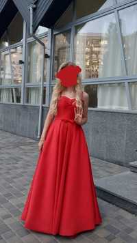 Червона сукня на випускний