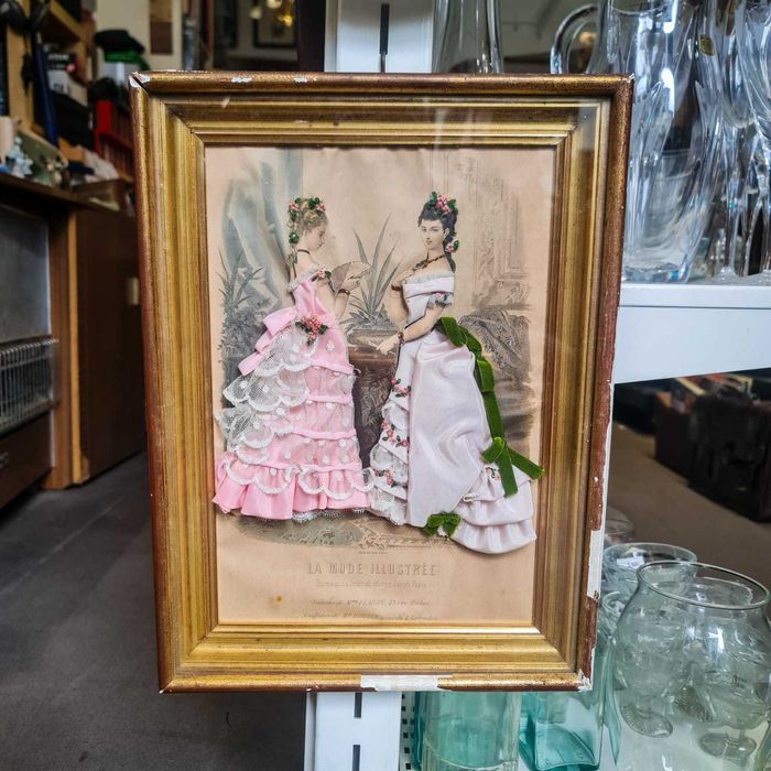 Quadro La Mode Illustrée – Paris, figuras em relevo com tecidos