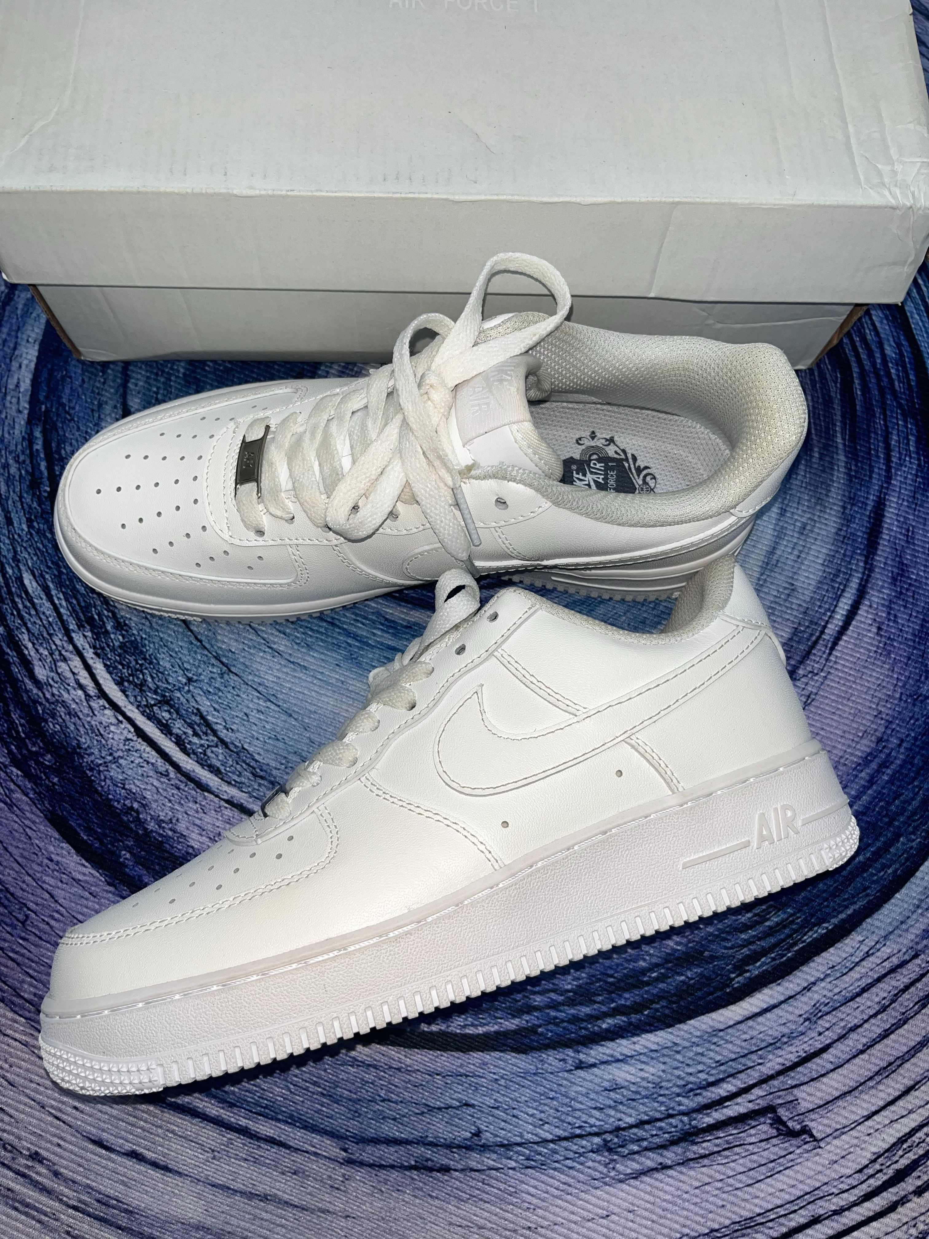 Stylowe, białe tenisówki Nike Air Force 1 w rozmiarze 40