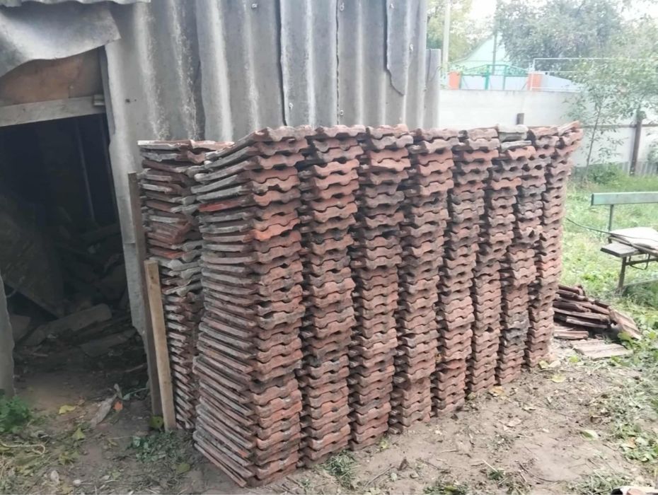 Червона керамічна черепиця