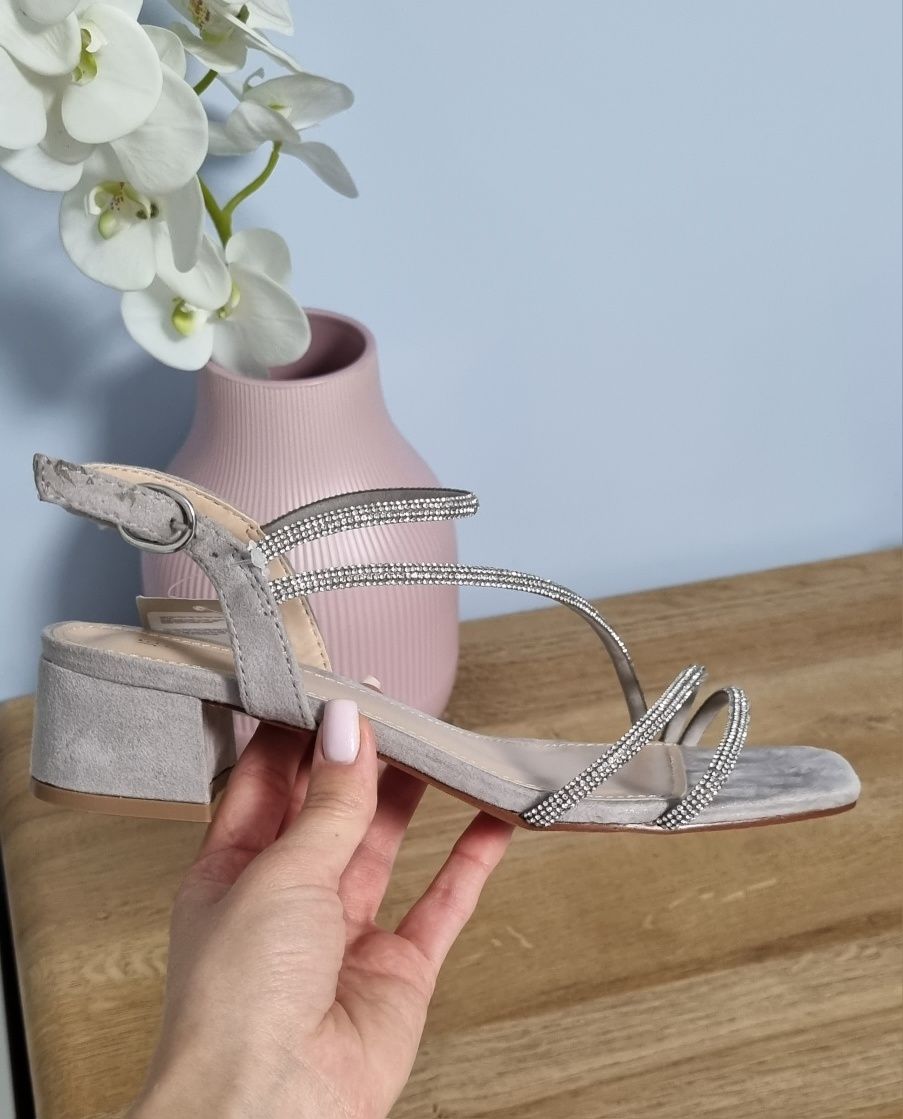 Nowe beżowe zdobione sandały Jenny Fairy