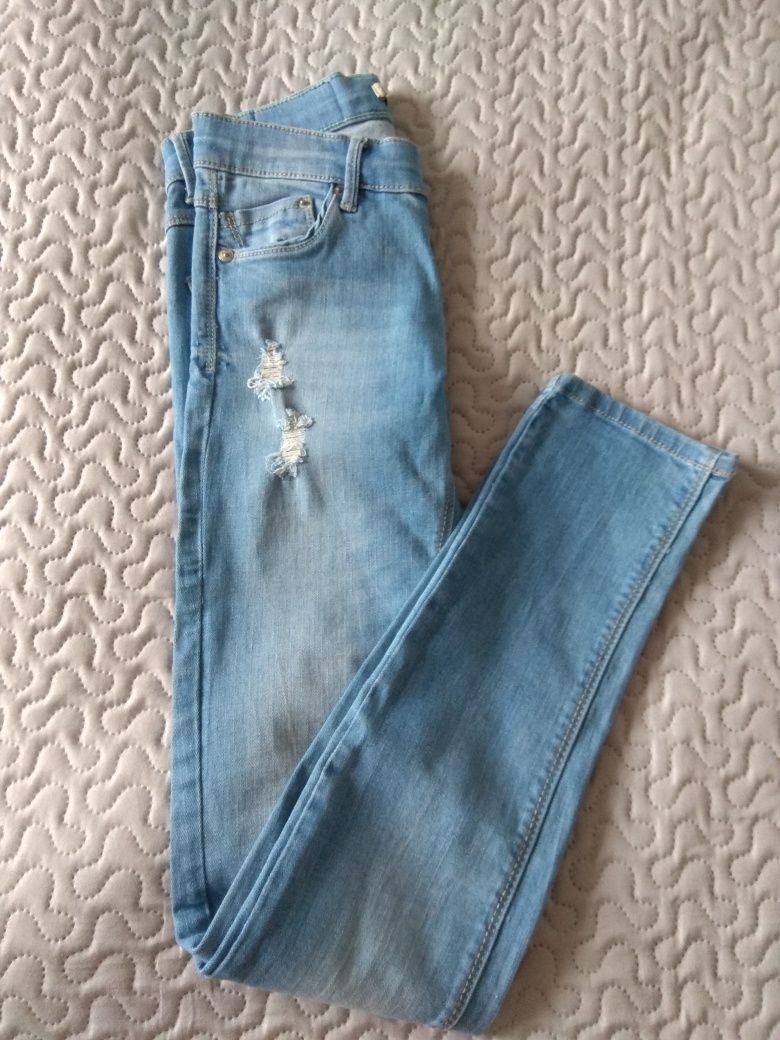 Spodnie damskie 34, jeansy jasnoniebieskie Stradivarius