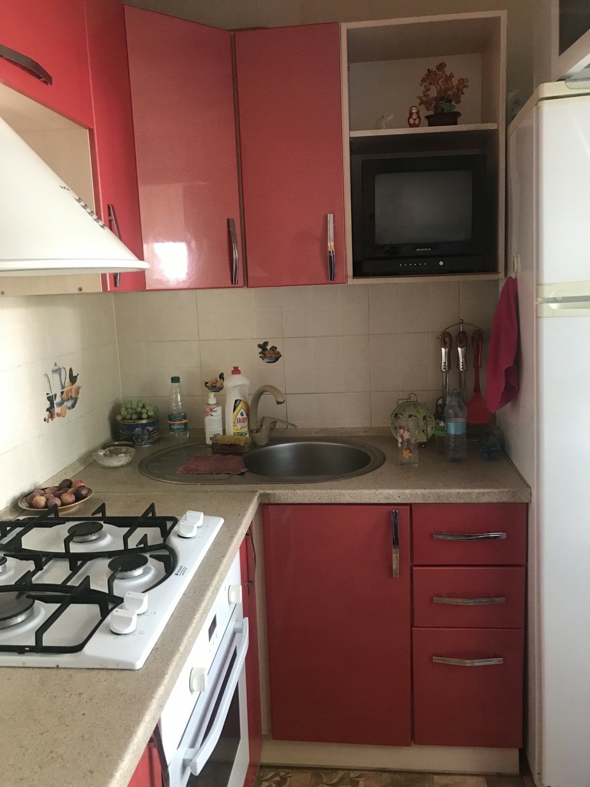 Продам хорошую кухню с техникой. Цвета коралла с серебром.