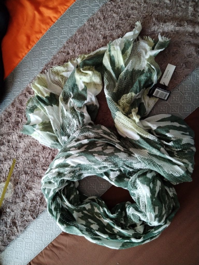 Scarf / Lenço Vilanova NOVO verdes

Novo com etiqueta

Lenço com tons