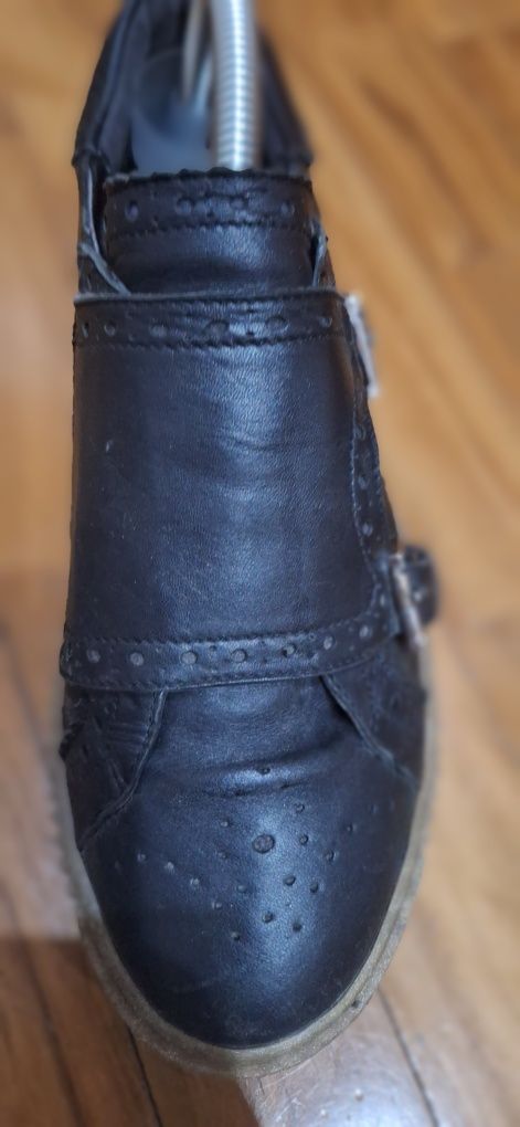 Sapatos tipo loafers mocassin em pele