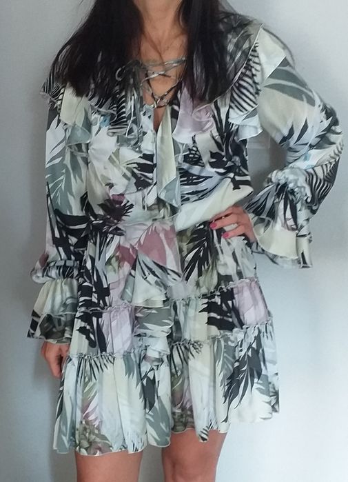 Satynowa Subtelna, zwiewna sukienka z falbanami w kwiaty, rozmiar S