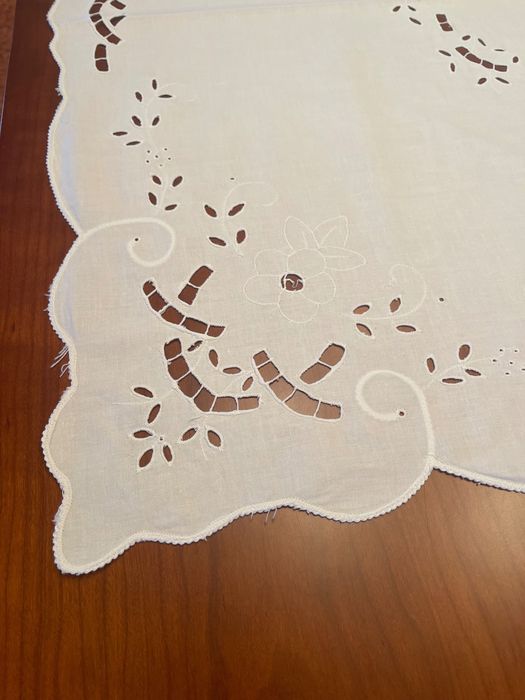 Toalha de mesa quadrada branca em meio linho 2