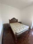 Cama, mesas de cabeceira e comoda