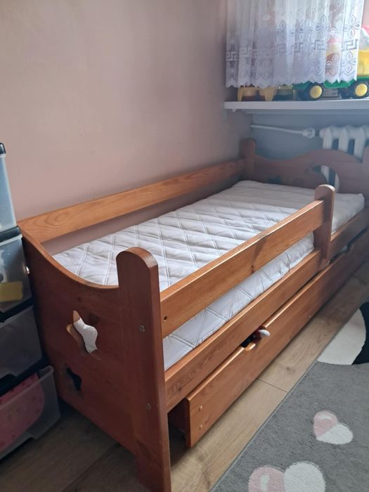 Łóżko z materacem i szufladą
