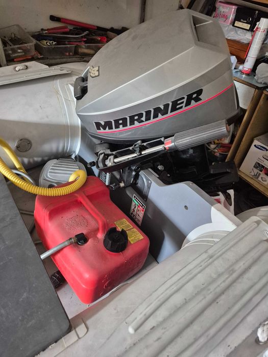 Човен Brig з двигуном