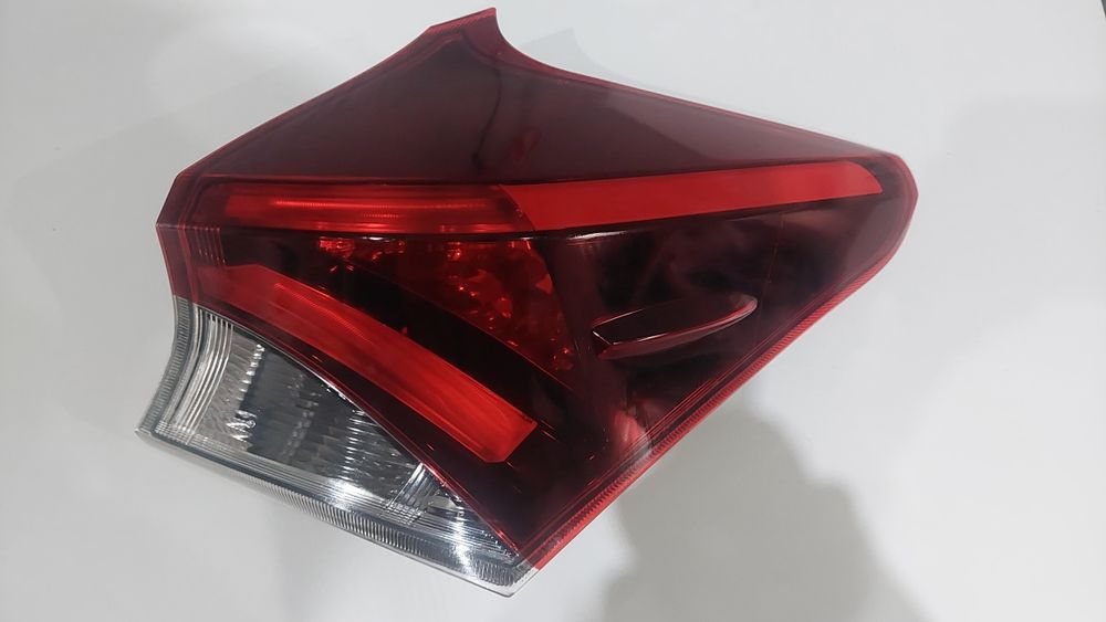Lampa Toyota Auris II tył prawa