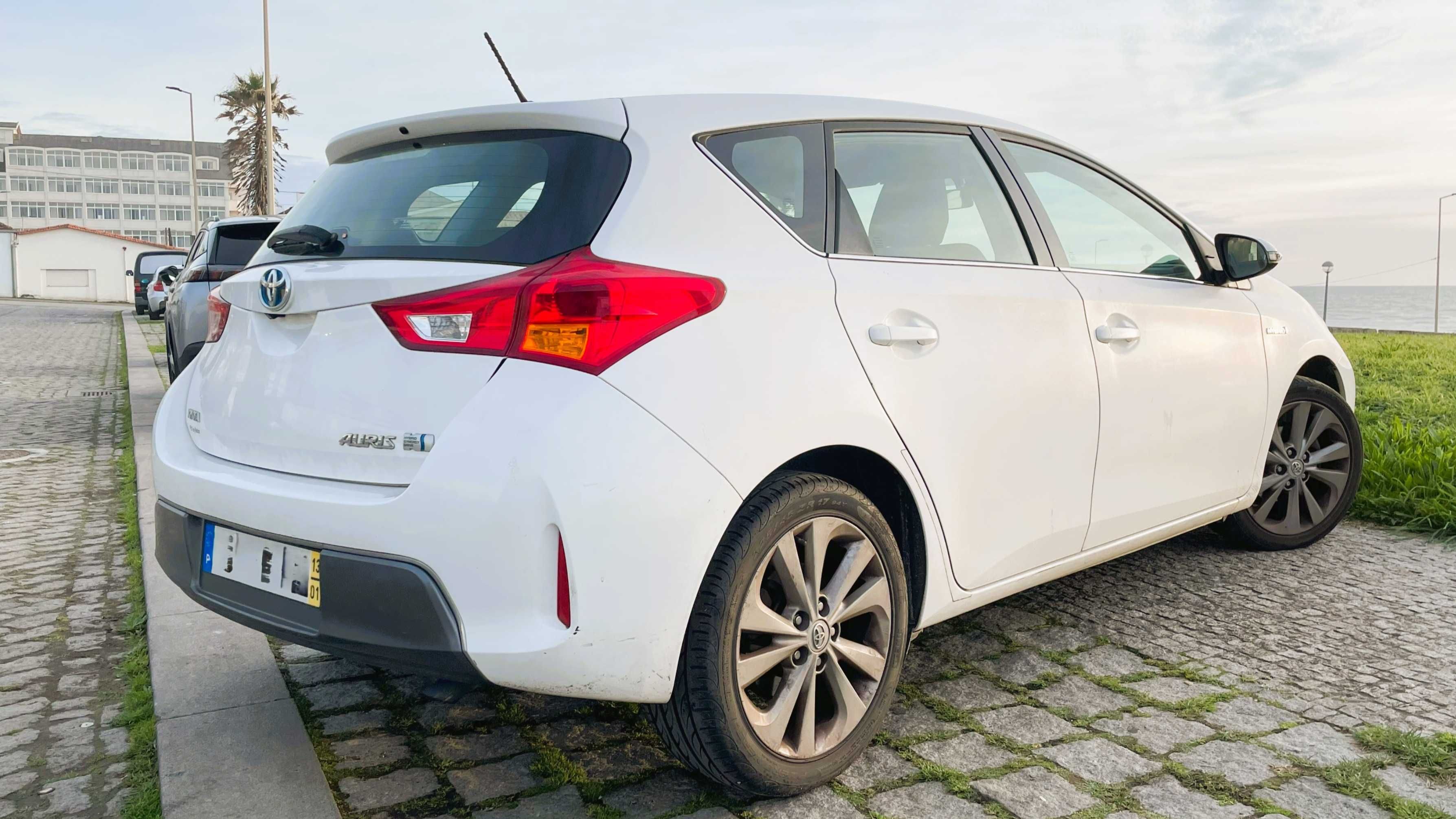 Toyota Auris Hybrid 2013 - Económico e Fiável