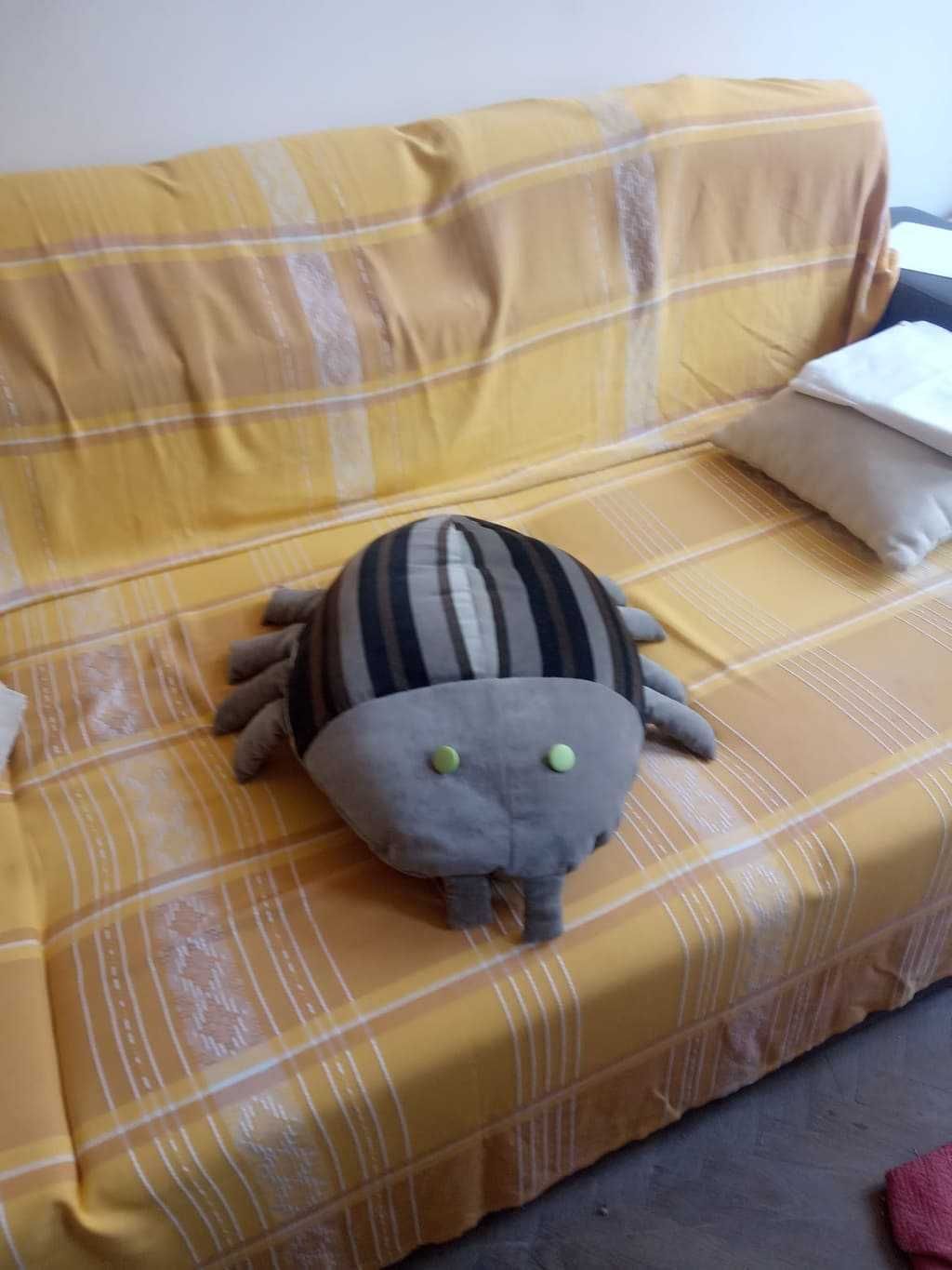 подушка  диванна  -жучок