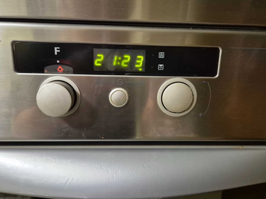 piekarnik Whirlpool AKZ 131 stalowy do zabudowy + 3 blachy