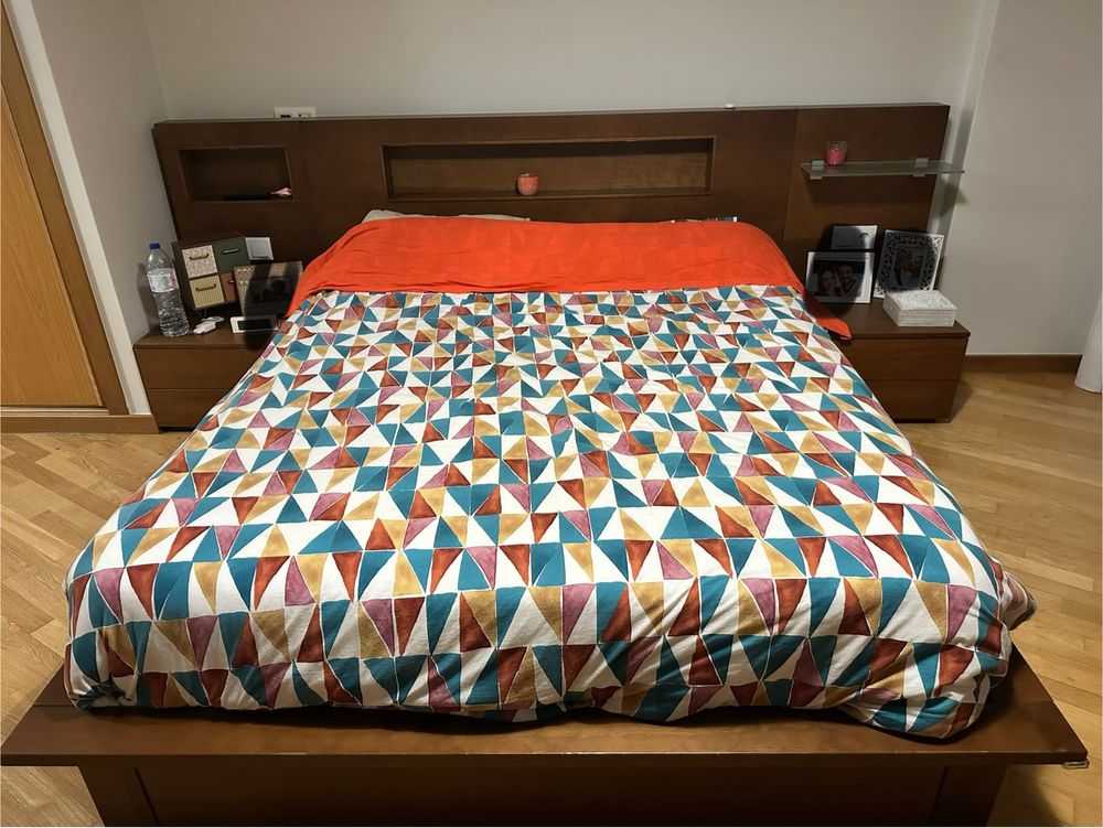 Cama casal com mesas cabeceira