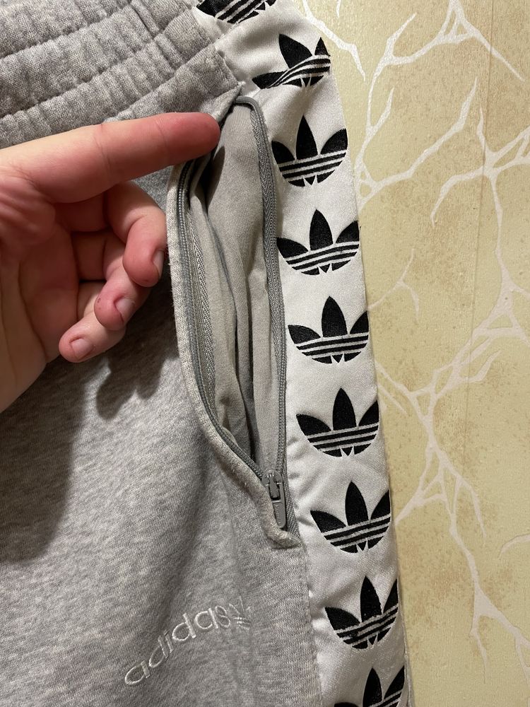 Спортивные штаны Adidas S-M