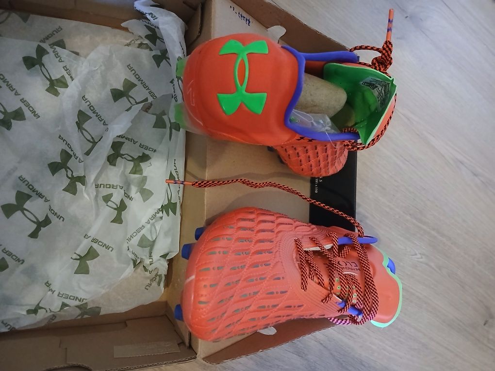 Chuteiras under armour novas