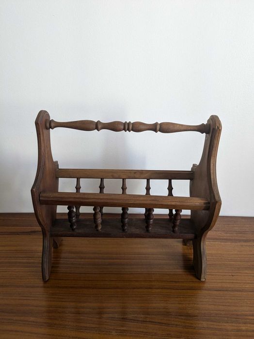 Porta-jornais em madeira