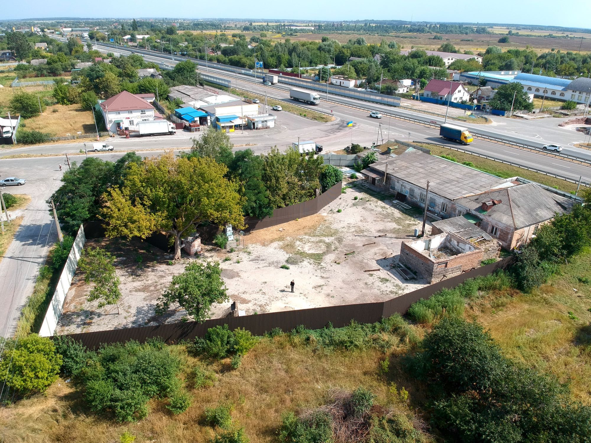Фасад Житомирська траса, магазин 454м2 + 25 сотів Любимівка Гурівщина.
