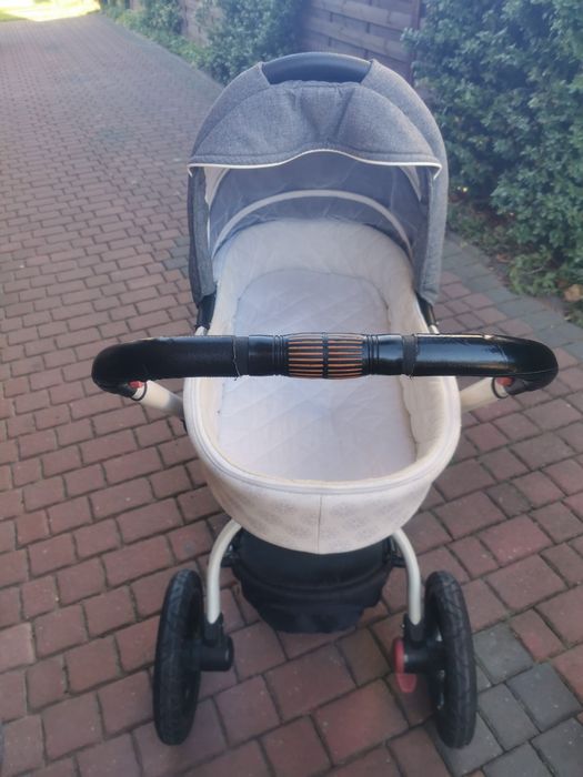 Duży wózek dla dziecka z nosidełkiem