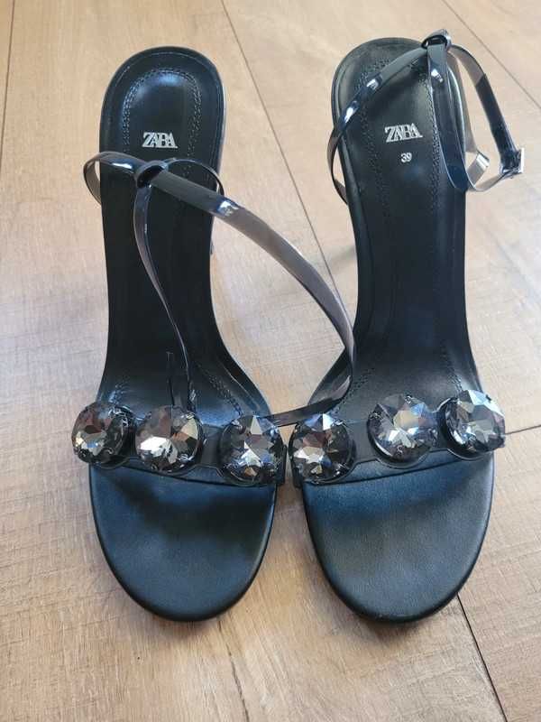 Winylowe buty na obcasie z kamieniami