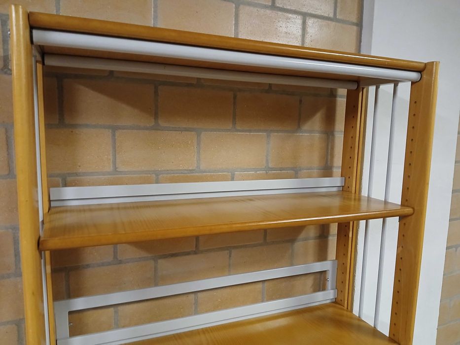 Estante em madeira. Cama individual.