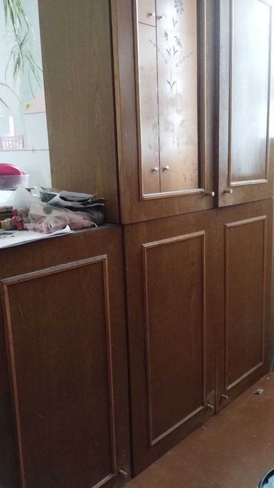 Продаю Кухонний Гарнітур Б/У (3 тумби + 3 шафки).
