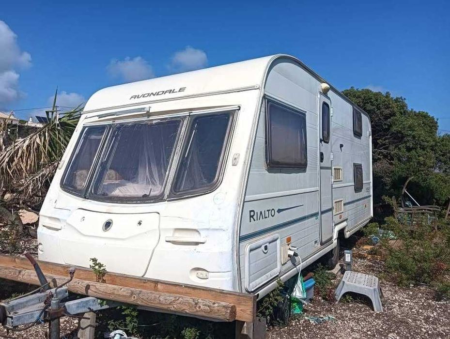 Caravana Rialto,  cerca de 6 metros. Matrícula portuguesa.