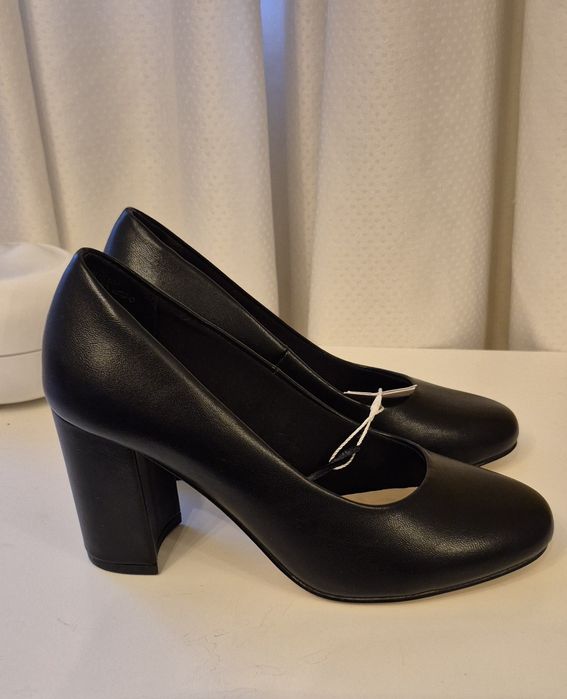 Nowe buty na obcasie Clara Barson 37