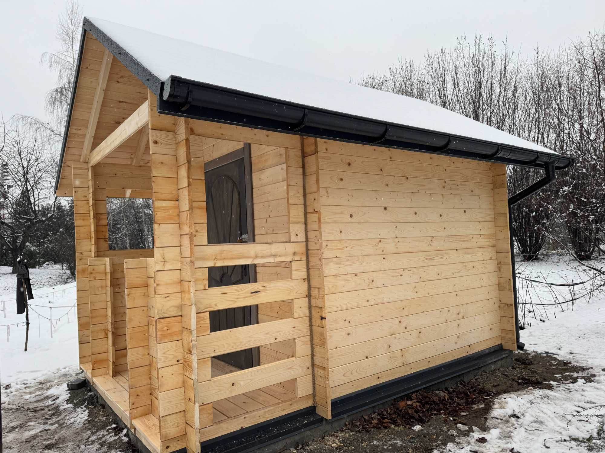 Drewniany domek działkowy "Jaśmin" 300x300 z bali prostokątnych
