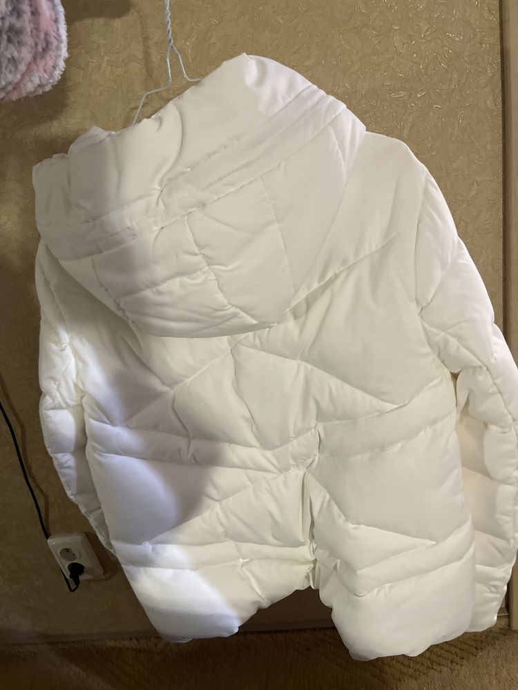 Продам новый пуховик курточка белого цвета