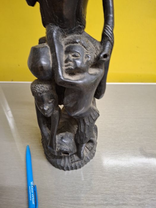 Grande escultura em madeira africana