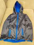 Dziecięce bluzy firmy Crivit- softshell i bluza zakładana przez głowę.