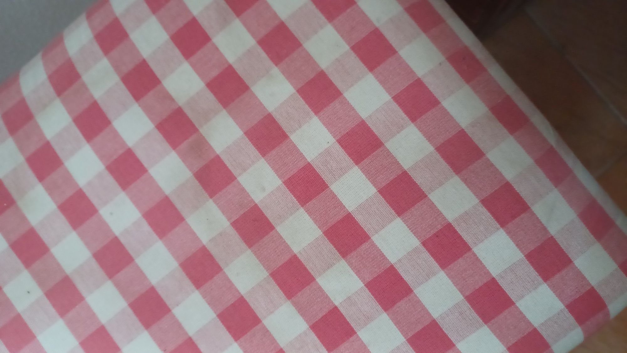 2 bancos xadrez vermelho e branco