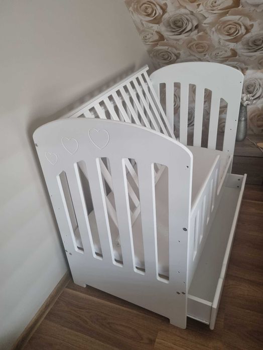 Łóżeczko dla dziecka z funkcją tapczanika plus materac