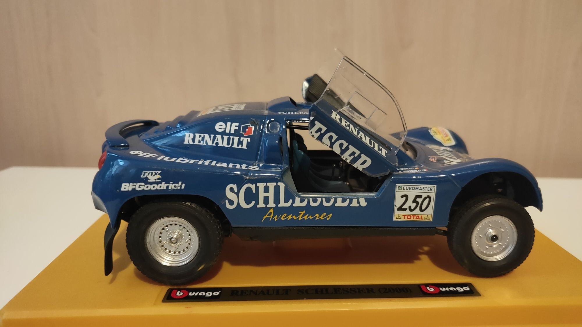 Auto Renault Schlesser na podstawce