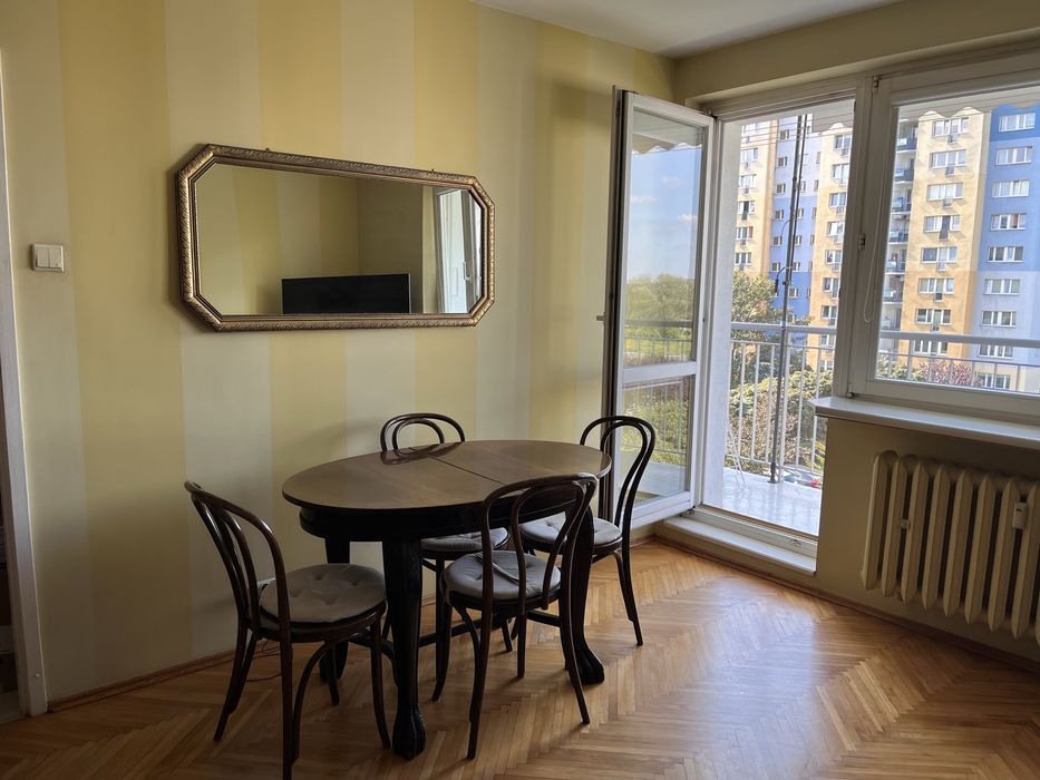 Owalny stół z litego drewna i 4 krzesła