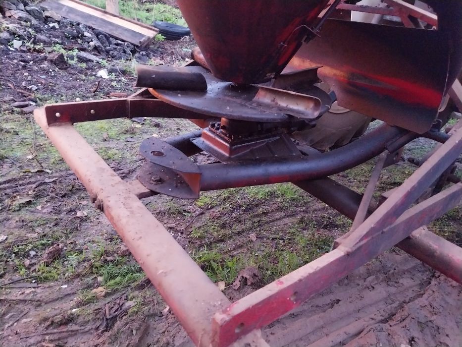 Distribuidor Espalhador de adubo ou sementes