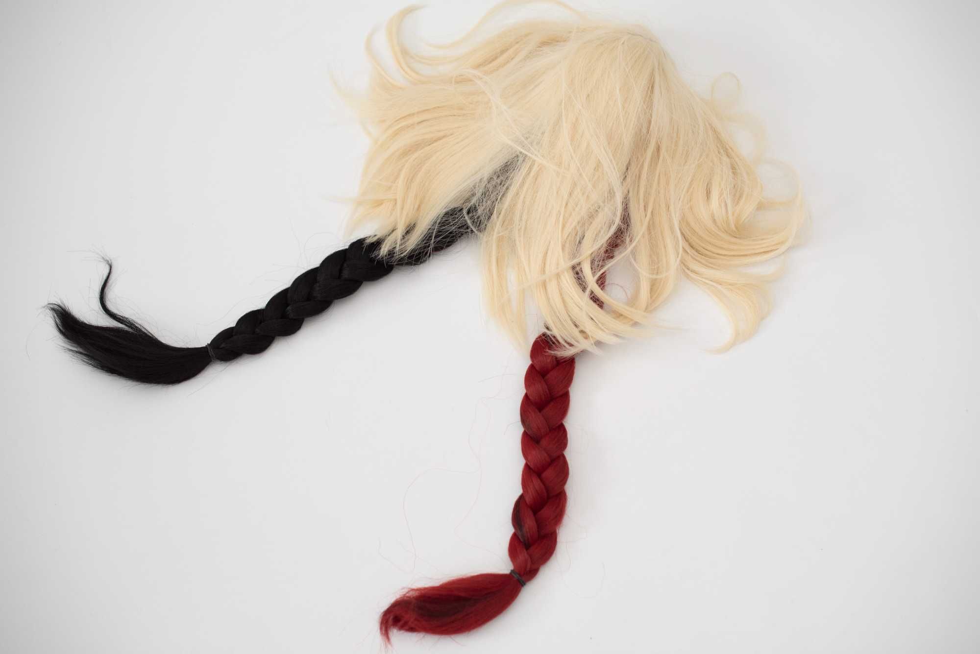 długa peruka blond z czerwonymi i czarnymi plecionymi perukami