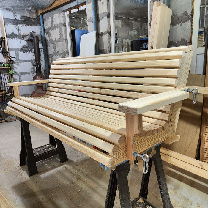 Гойдалка з дерева для саду та двору