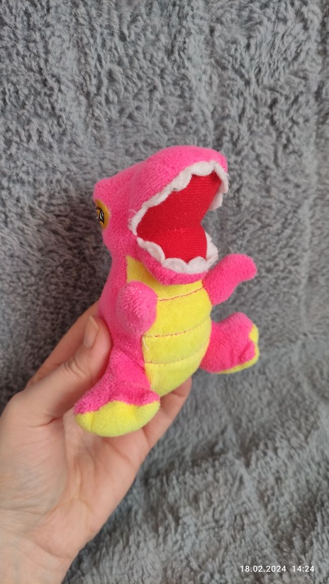 Różowy pluszowy dinozaur