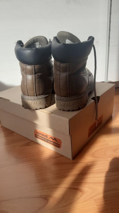 Buty chlopiece Levis roz. 39