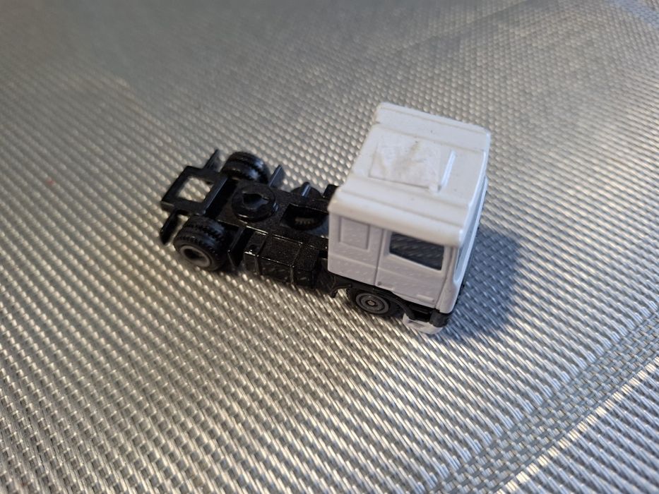 Model samochodu skala 1:64