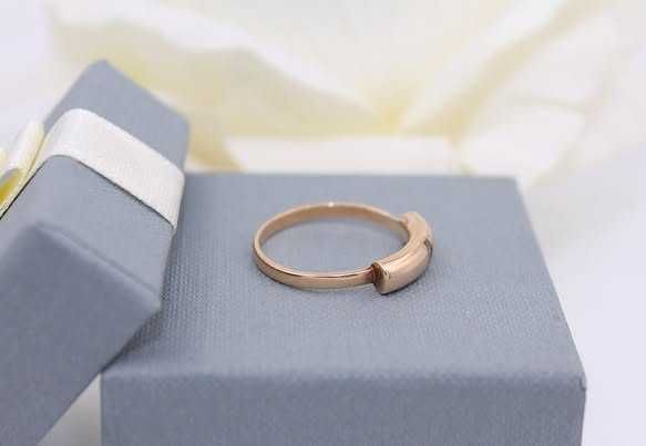 Złoty pierścionek p.585/2,32g z opalizującym kamieniem