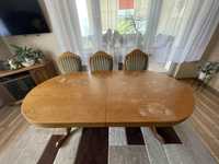 Stół drewniany z krzesłami do salonu