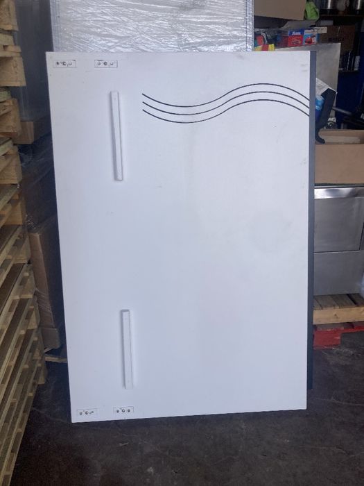 Cama casal com mesa de cabeceira